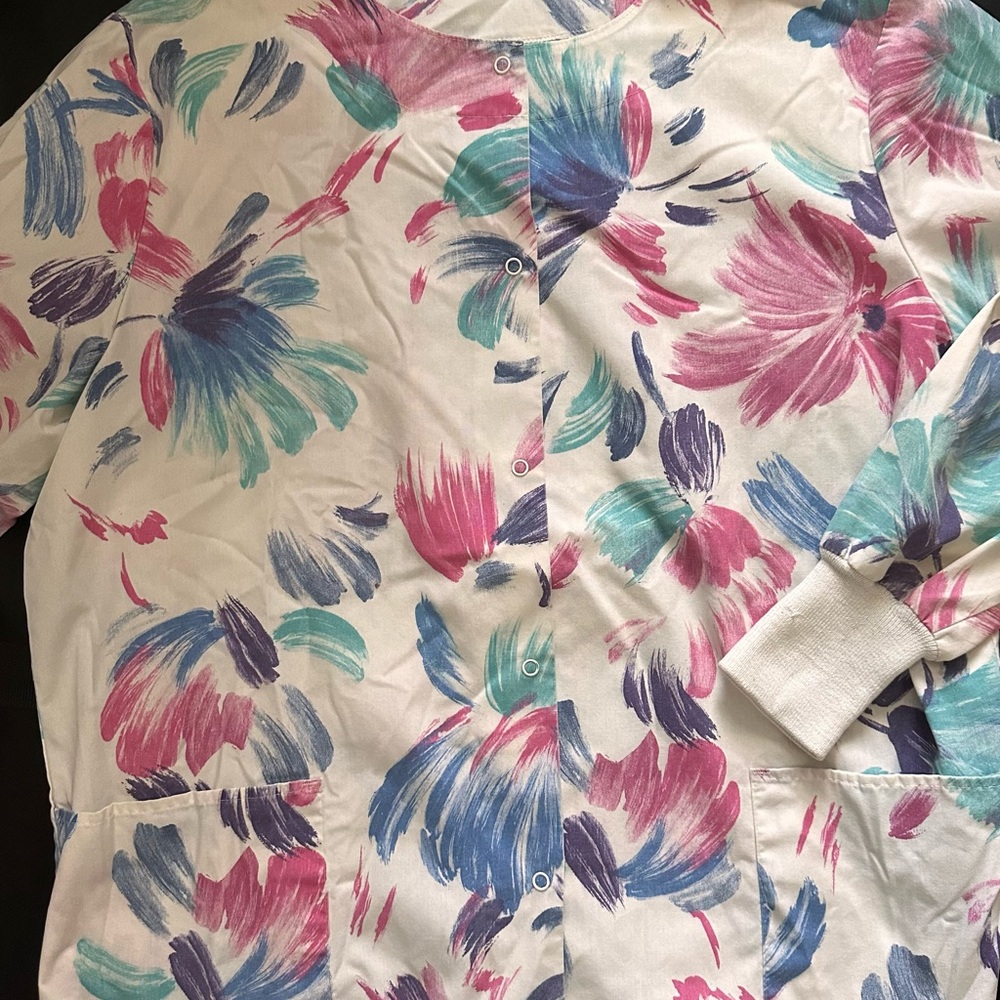 Floral Print long sleeved scrub top Women’s Size L White and Multicolor
